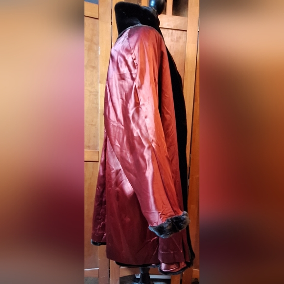 Vintage FAUX FUR coat Size 36" long, 28" pit-to-pit - Picture 9 of 15